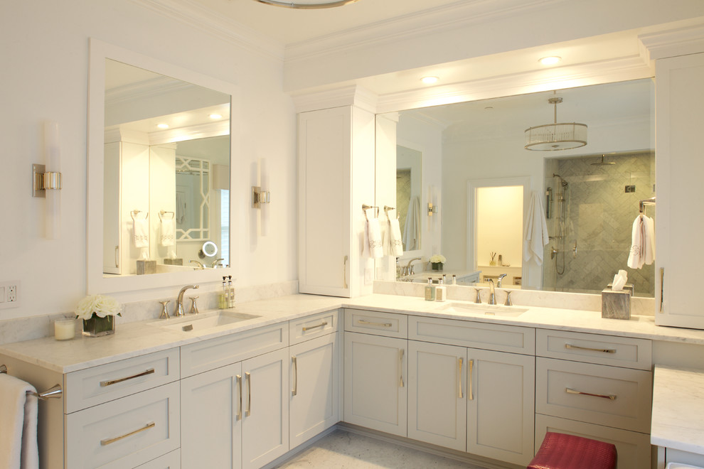 На фото: большая главная ванная комната в стиле неоклассика (современная классика) с фасадами в стиле шейкер, белыми фасадами, белыми стенами, врезной раковиной, столешницей из кварцита и белым полом с