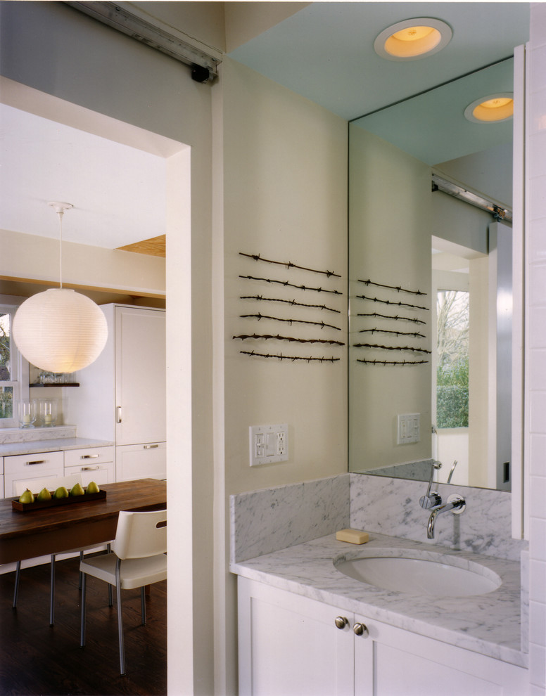 Imagen de cuarto de baño contemporáneo con armarios estilo shaker y puertas de armario blancas