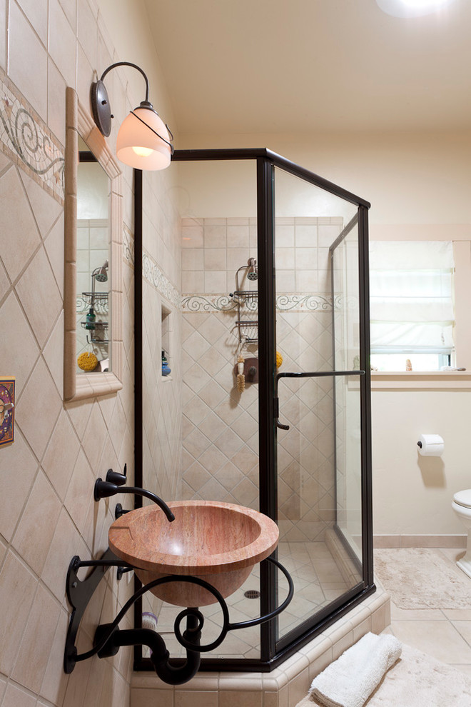 Foto di una stanza da bagno con doccia mediterranea di medie dimensioni con lavabo sospeso, doccia ad angolo, WC a due pezzi, piastrelle beige e pareti bianche