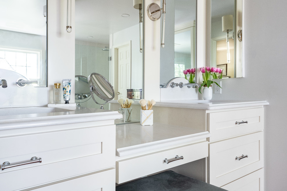Inspiration för ett mellanstort vintage vit vitt en-suite badrum, med möbel-liknande, vita skåp, ett fristående badkar, en dubbeldusch, mörkt trägolv, ett integrerad handfat, marmorbänkskiva, brunt golv och dusch med gångjärnsdörr