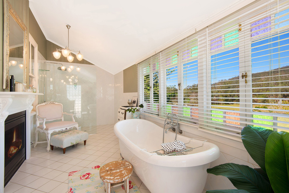 На фото: главная ванная комната в классическом стиле с ванной на ножках, открытым душем, белой плиткой и открытым душем