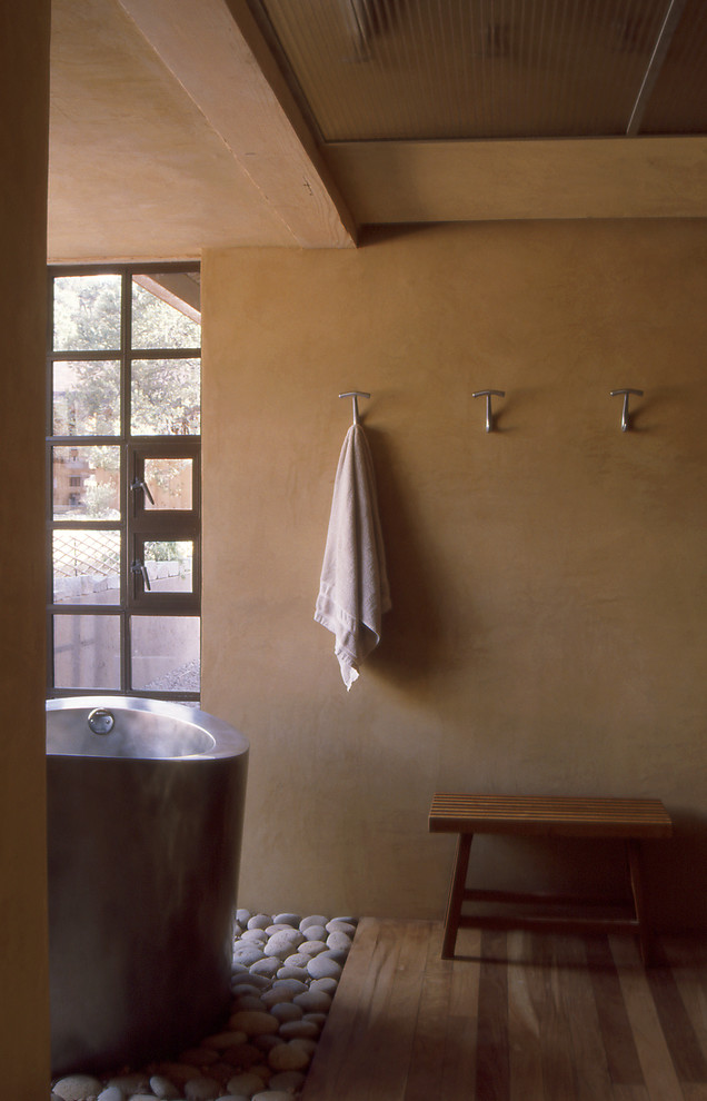 Mittelgroßes Skandinavisches Badezimmer En Suite mit freistehender Badewanne und hellem Holzboden in Albuquerque