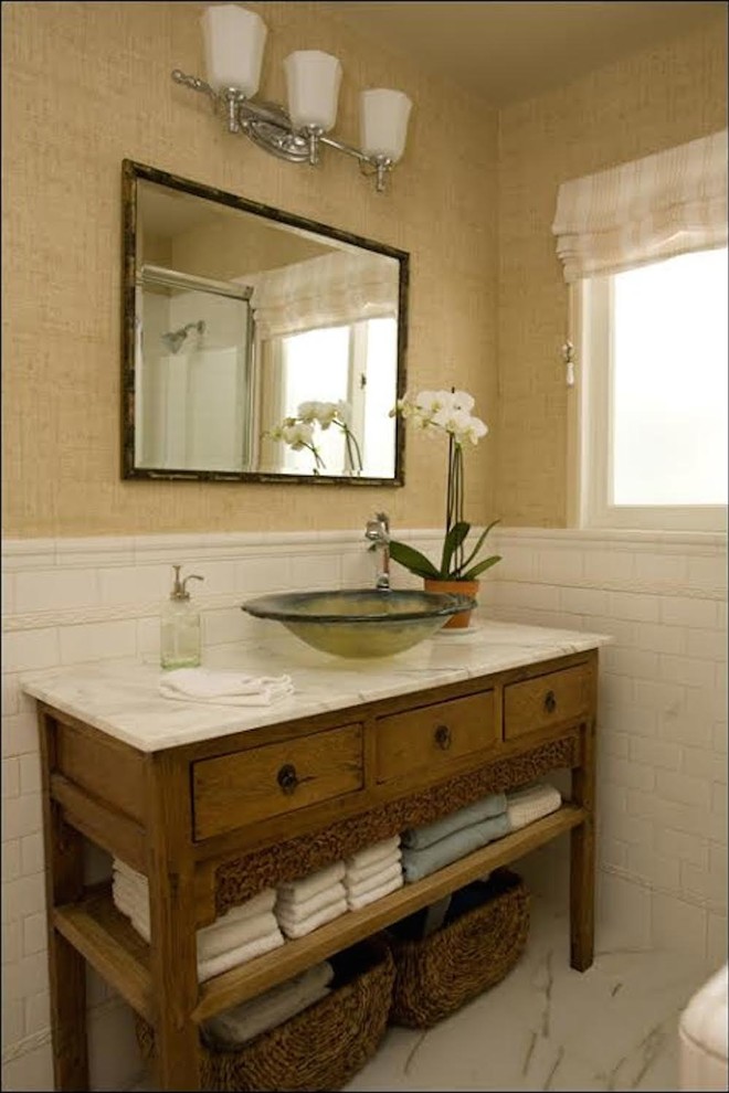 Idéer för att renovera ett mellanstort orientaliskt en-suite badrum, med släta luckor, skåp i slitet trä, ett platsbyggt badkar, en dusch i en alkov, vit kakel, tunnelbanekakel, beige väggar, marmorgolv, ett fristående handfat, marmorbänkskiva, en toalettstol med separat cisternkåpa och grått golv
