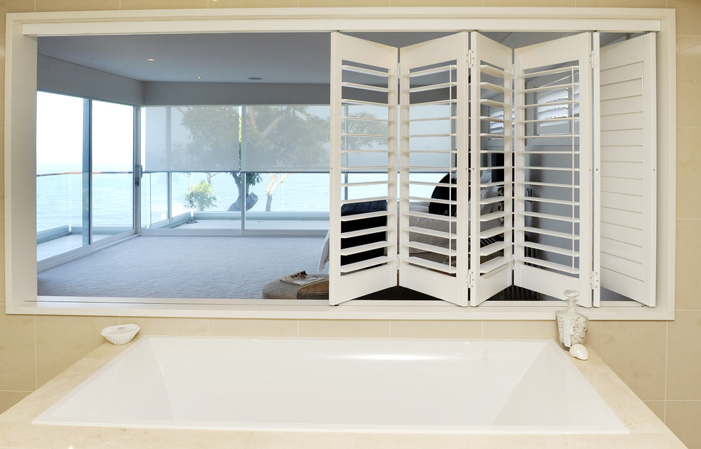 Пример оригинального дизайна: ванная комната среднего размера в стиле модернизм с белыми стенами