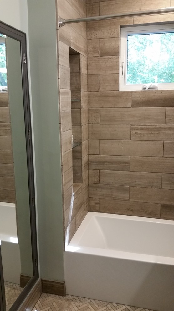 На фото: маленькая главная ванная комната в стиле модернизм с ванной в нише, каменной плиткой, полом из известняка и душем над ванной для на участке и в саду с