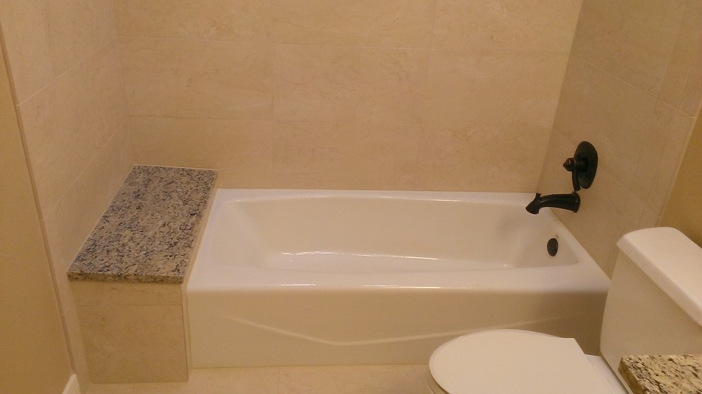 Idéer för att renovera ett mellanstort funkis badrum med dusch, med ett undermonterad handfat, luckor med infälld panel, vita skåp, granitbänkskiva, ett badkar i en alkov, en dusch/badkar-kombination, en toalettstol med separat cisternkåpa, beige kakel, porslinskakel, beige väggar och klinkergolv i porslin