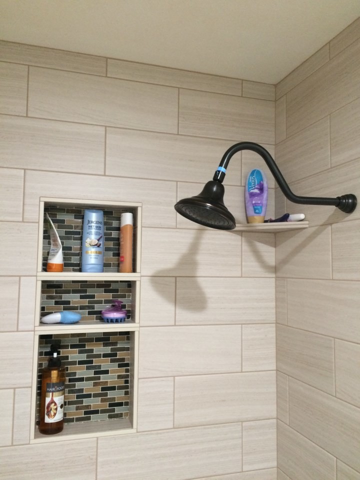 Idéer för ett mellanstort klassiskt badrum med dusch, med en dusch i en alkov, beige kakel, keramikplattor, blå väggar och dusch med skjutdörr