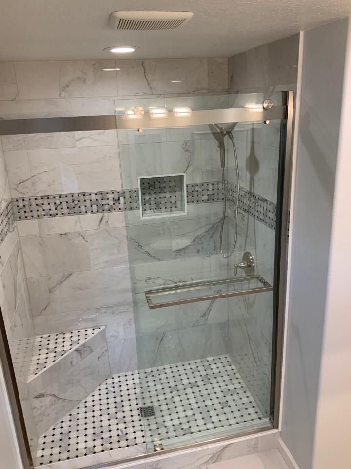 Immagine di una stanza da bagno classica con doccia alcova, piastrelle grigie, piastrelle di marmo e porta doccia scorrevole