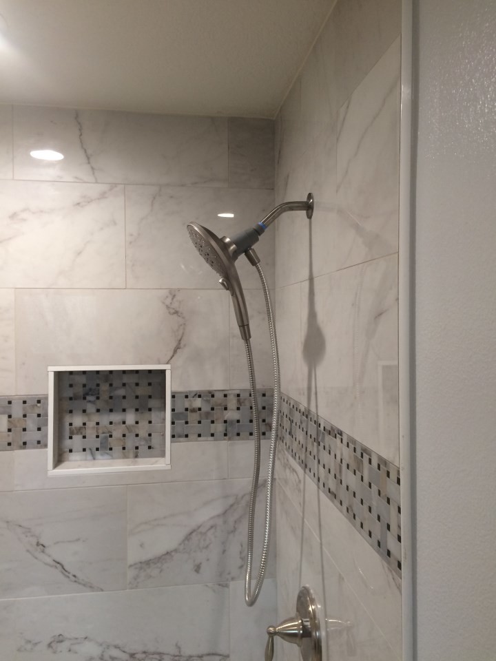 Свежая идея для дизайна: ванная комната в стиле неоклассика (современная классика) с душем в нише, серой плиткой, мраморной плиткой и душем с раздвижными дверями - отличное фото интерьера