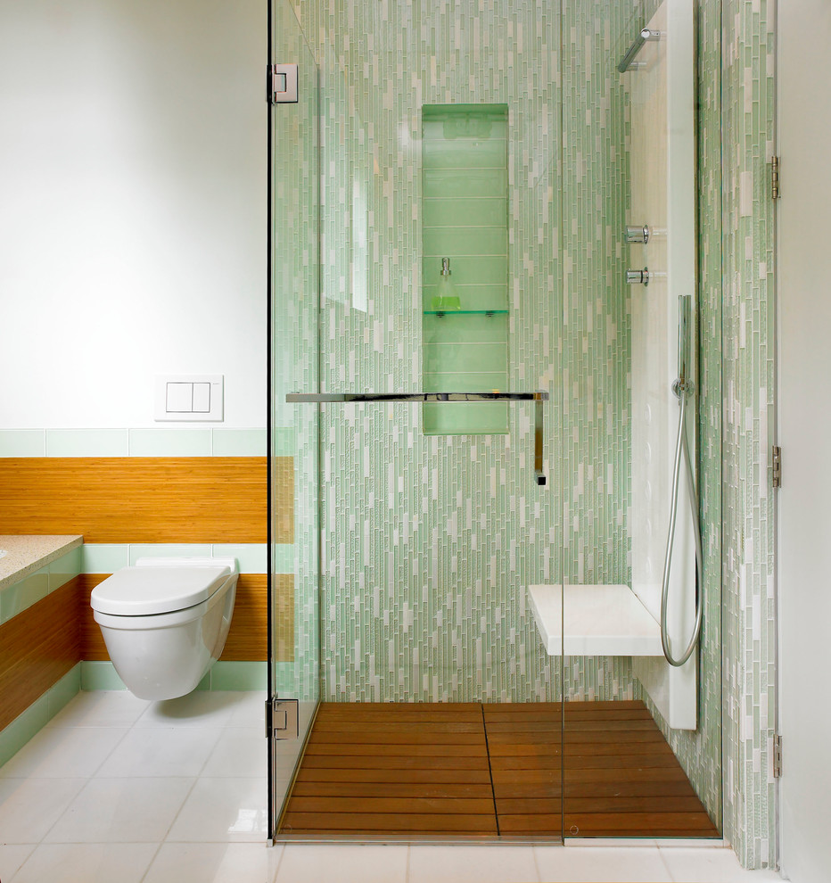 Idéer för att renovera ett funkis badrum, med ett badkar i en alkov, en hörndusch, en vägghängd toalettstol, grön kakel, vit kakel och stickkakel