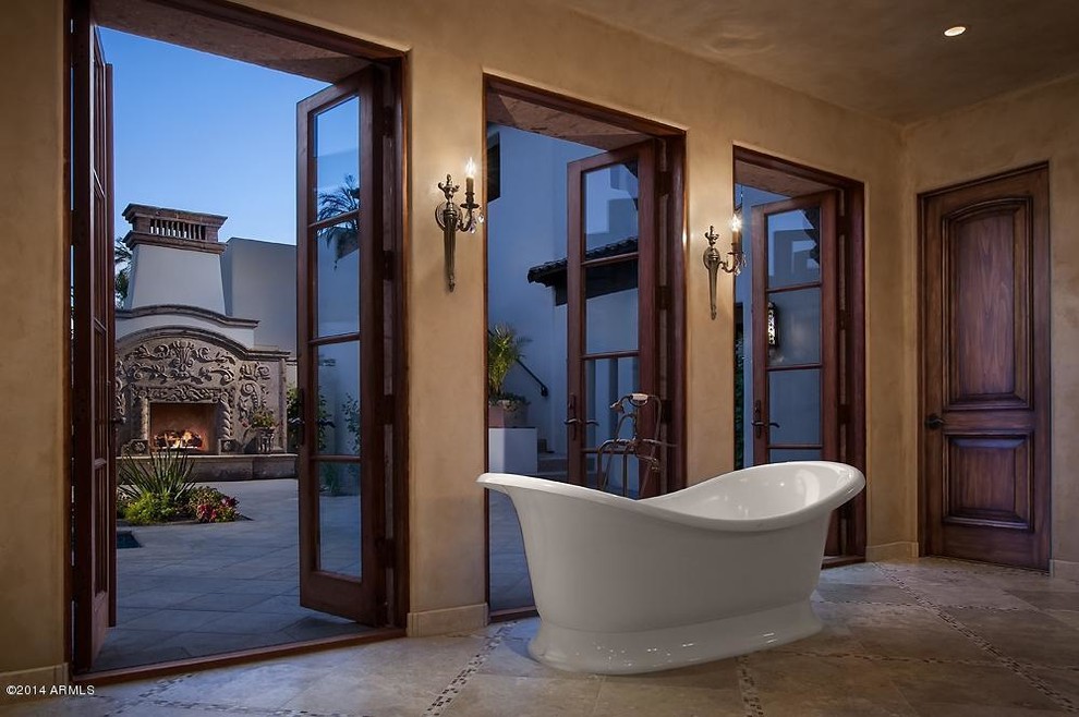 Mediterranes Badezimmer En Suite mit freistehender Badewanne und beiger Wandfarbe in Phoenix