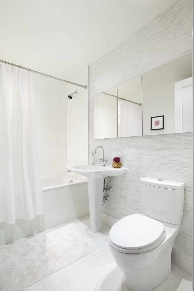 Immagine di una stanza da bagno minimalista con lavabo a colonna e doccia con tenda