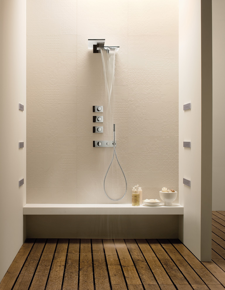 Пример оригинального дизайна: большая главная ванная комната в современном стиле с душевой комнатой, бежевой плиткой, каменной плиткой, бежевыми стенами, паркетным полом среднего тона, коричневым полом и открытым душем