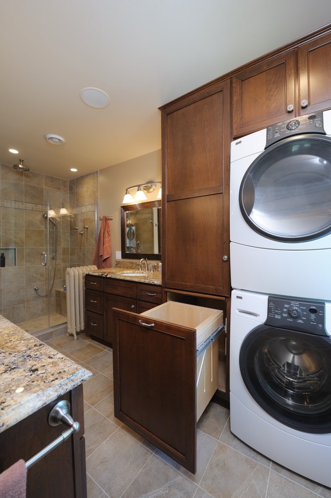 Пример оригинального дизайна: ванная комната со стиральной машиной в классическом стиле