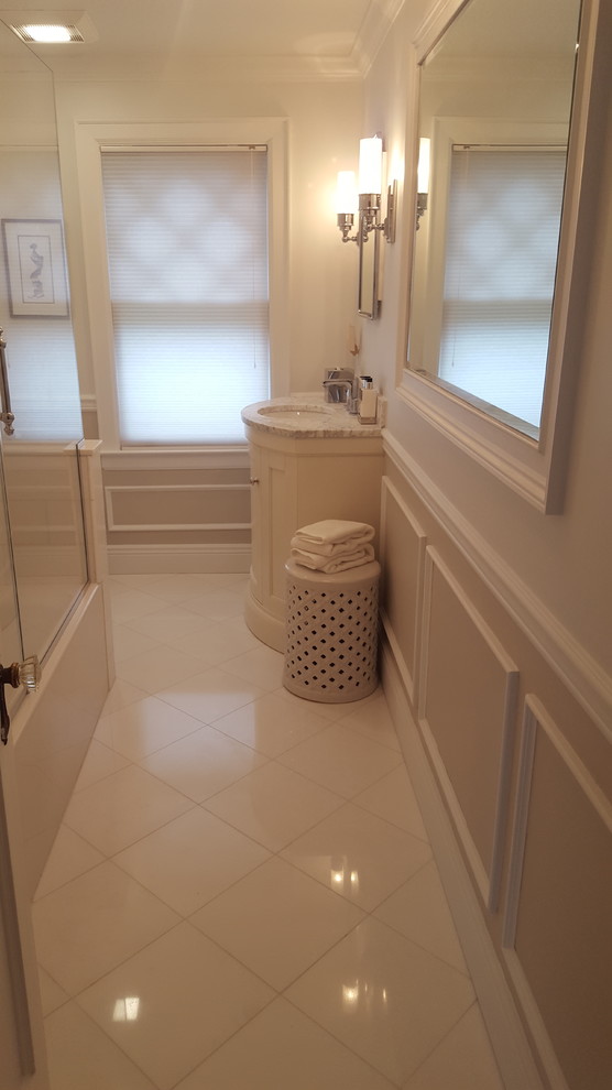 Foto på ett mellanstort vintage badrum med dusch, med möbel-liknande, vita skåp, vita väggar, klinkergolv i porslin, ett undermonterad handfat och granitbänkskiva