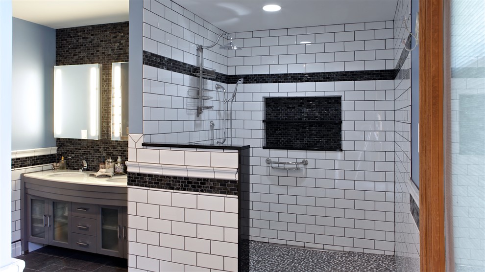 Idéer för att renovera ett stort funkis vit vitt en-suite badrum, med möbel-liknande, grå skåp, en öppen dusch, en vägghängd toalettstol, svart och vit kakel, tunnelbanekakel, blå väggar, skiffergolv, ett undermonterad handfat, bänkskiva i kvarts, grått golv och med dusch som är öppen