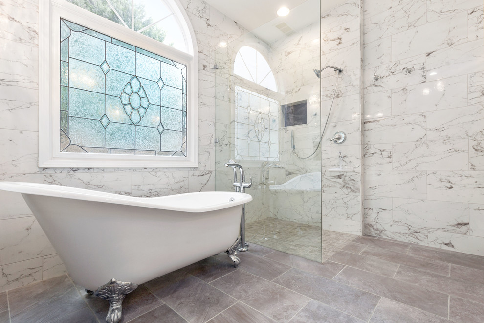 Diseño de cuarto de baño principal minimalista de tamaño medio con puertas de armario blancas, bañera con patas, ducha abierta y ducha abierta