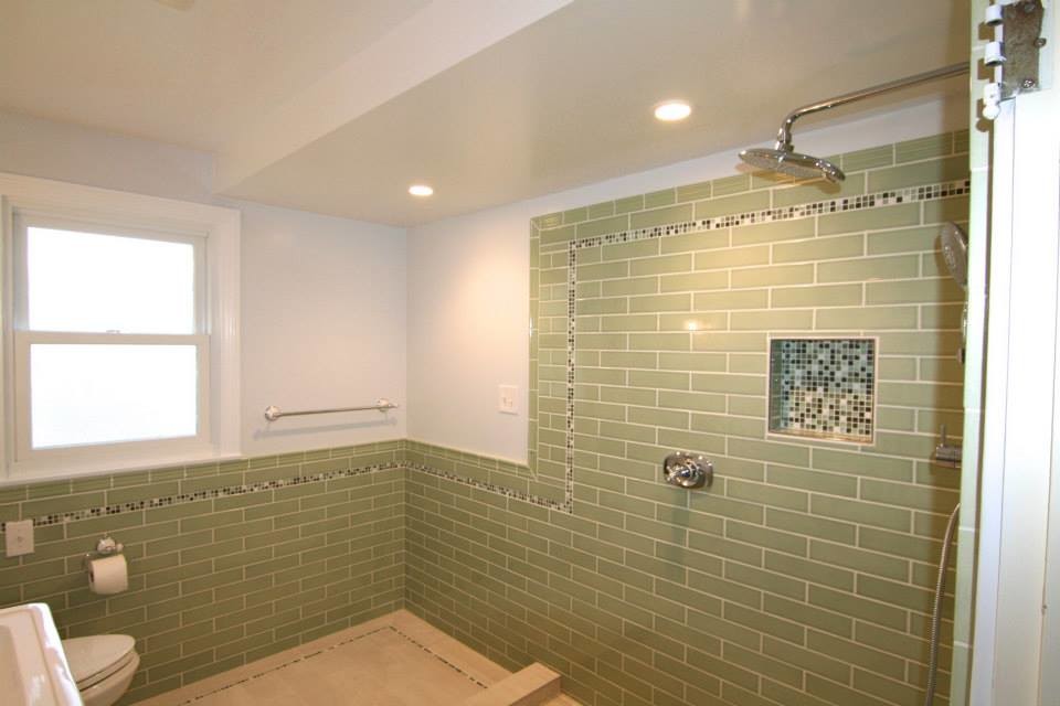 Idee per una stanza da bagno padronale classica di medie dimensioni con lavabo a colonna, doccia ad angolo, WC a due pezzi, piastrelle verdi, piastrelle in ceramica, pareti bianche e pavimento con piastrelle in ceramica