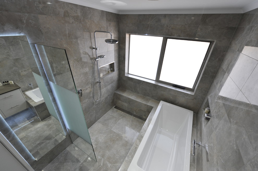 Modelo de cuarto de baño principal contemporáneo de tamaño medio con armarios con paneles lisos y puertas de armario beige