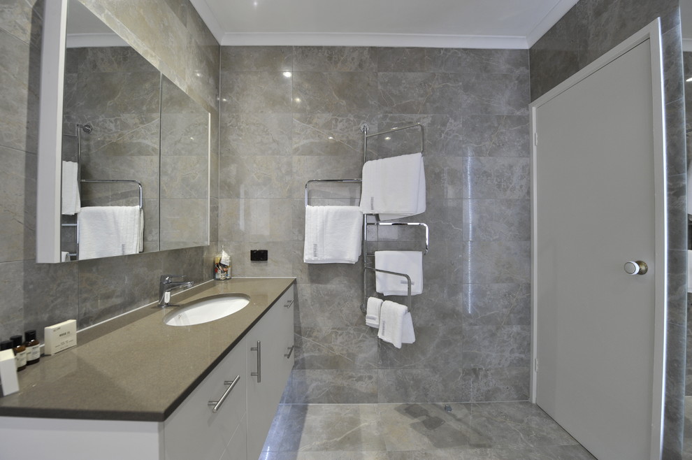 Idéer för mellanstora funkis en-suite badrum, med släta luckor och beige skåp