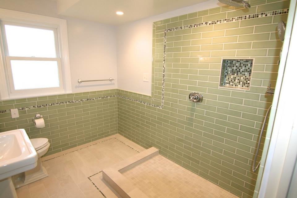 Esempio di una stanza da bagno padronale classica di medie dimensioni con lavabo a colonna, doccia ad angolo, WC a due pezzi, piastrelle verdi, piastrelle in ceramica, pareti bianche e pavimento con piastrelle in ceramica