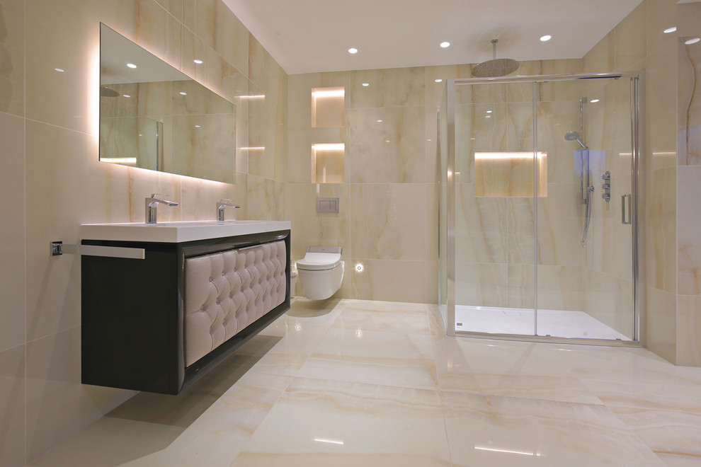 Inspiration för stora moderna vitt en-suite badrum, med släta luckor, en jacuzzi, en öppen dusch, en vägghängd toalettstol, beige kakel, porslinskakel, beige väggar, klinkergolv i porslin, ett integrerad handfat, beiget golv och dusch med skjutdörr