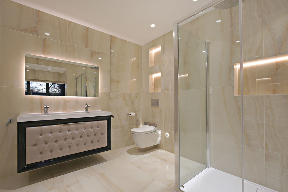 Bild på ett stort funkis vit vitt badrum, med en öppen dusch, en vägghängd toalettstol, beige kakel, porslinskakel, beige väggar, klinkergolv i porslin, beiget golv, dusch med skjutdörr, beige skåp och ett konsol handfat
