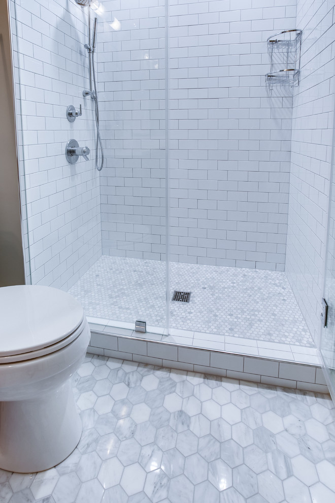 Idee per una stanza da bagno con doccia moderna con doccia alcova, piastrelle bianche, piastrelle in gres porcellanato, pareti grigie, pavimento in marmo e porta doccia a battente