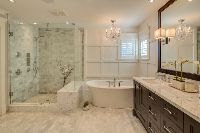 Modern inredning av ett stort en-suite badrum, med öppna hyllor, vita skåp, ett platsbyggt badkar, vit kakel, mosaik, bänkskiva i betong, en öppen dusch och med dusch som är öppen