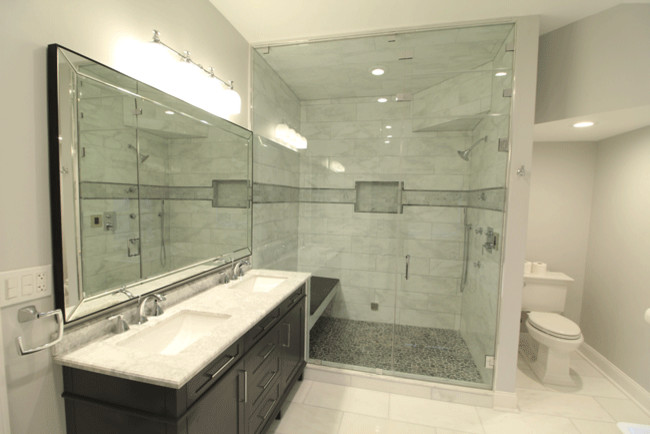 Idéer för att renovera ett stort vintage badrum med dusch, med skåp i shakerstil, skåp i mörkt trä, en dusch i en alkov, en toalettstol med separat cisternkåpa, grå kakel, marmorkakel, grå väggar, marmorgolv, ett undermonterad handfat, marmorbänkskiva, grått golv och dusch med gångjärnsdörr