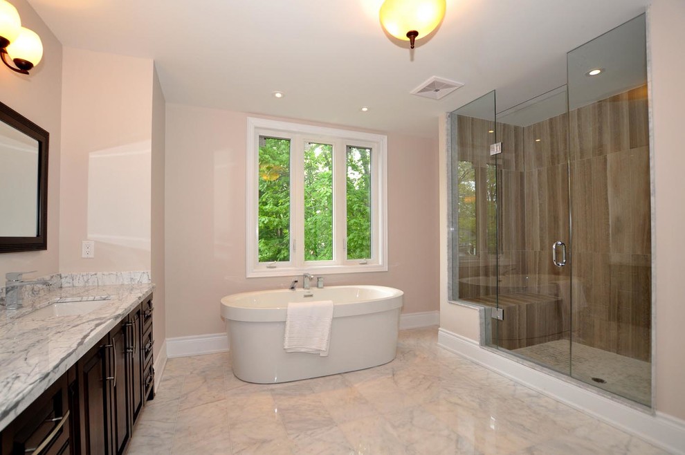 Idéer för ett stort modernt en-suite badrum, med skåp i mörkt trä, en jacuzzi, en toalettstol med separat cisternkåpa, vit kakel, rosa väggar och marmorgolv