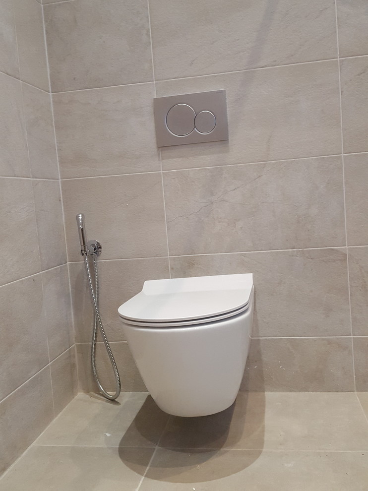 Modernes Badezimmer mit Nasszelle, grauen Fliesen, Porzellanfliesen und offener Dusche in London