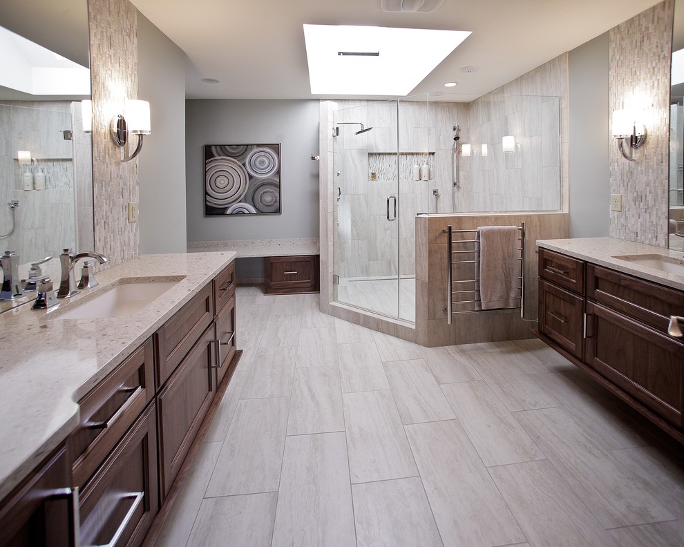 Стильный дизайн: ванная комната: освещение в современном стиле с врезной раковиной, фасадами с утопленной филенкой, темными деревянными фасадами, угловым душем и бежевой плиткой - последний тренд