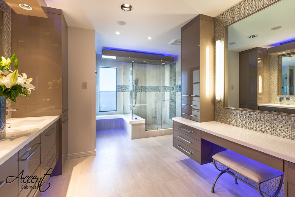 Пример оригинального дизайна: главная ванная комната среднего размера в современном стиле с врезной раковиной, плоскими фасадами, бежевыми фасадами, мраморной столешницей, открытым душем, биде, разноцветной плиткой, плиткой мозаикой, белыми стенами и полом из керамической плитки
