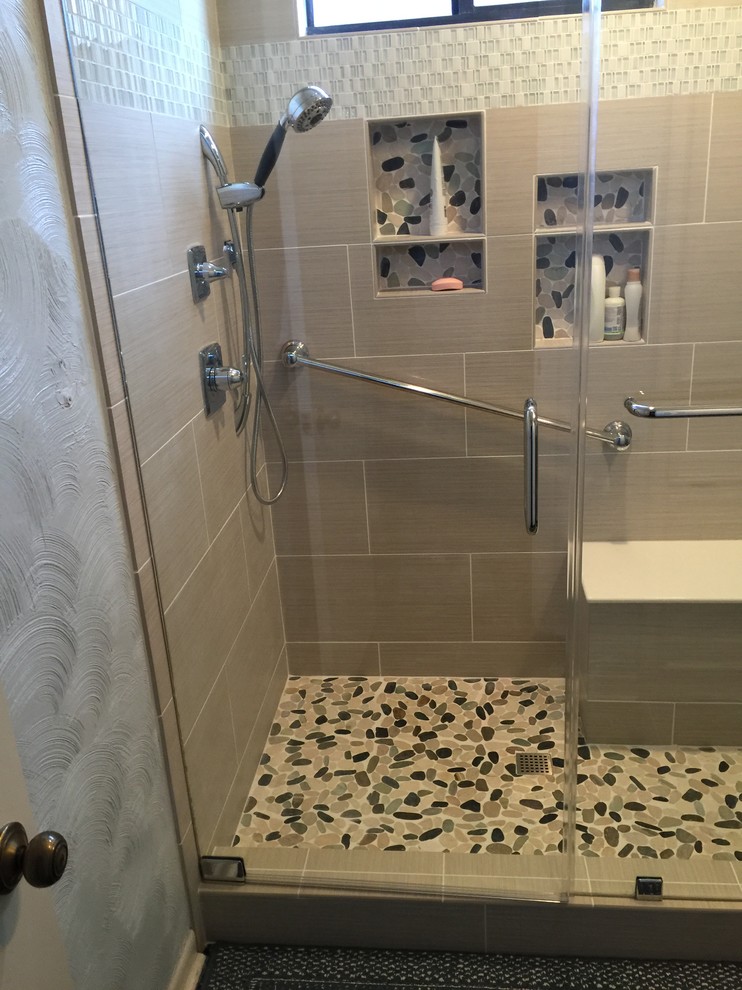 Idéer för ett klassiskt badrum, med en hörndusch, beige kakel, porslinskakel, klinkergolv i småsten, flerfärgat golv och dusch med gångjärnsdörr