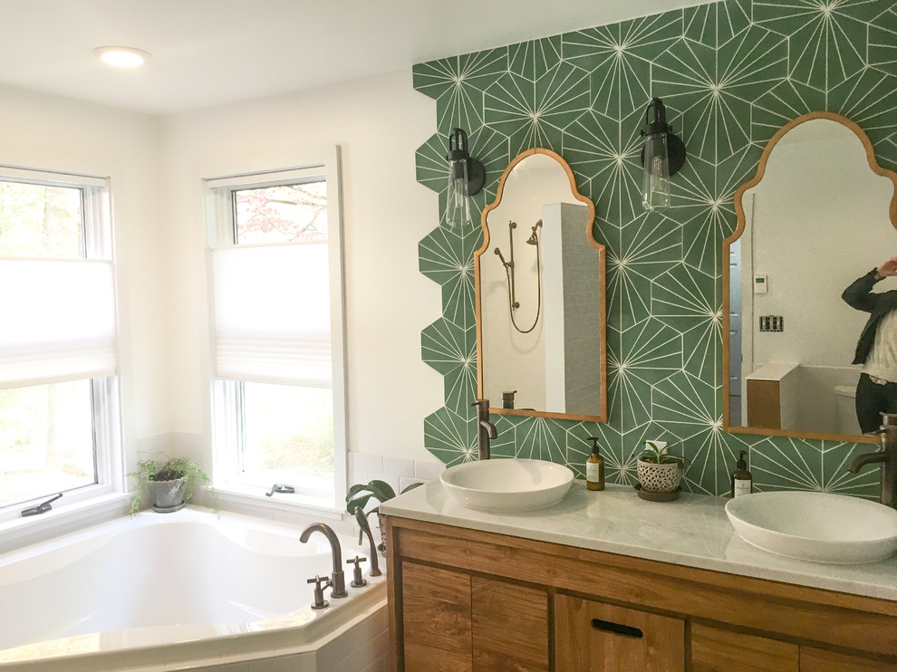 Idéer för ett mellanstort eklektiskt vit en-suite badrum, med möbel-liknande, skåp i mellenmörkt trä, grön kakel, vita väggar, klinkergolv i porslin, ett fristående handfat, bänkskiva i kvartsit, grått golv och ett hörnbadkar