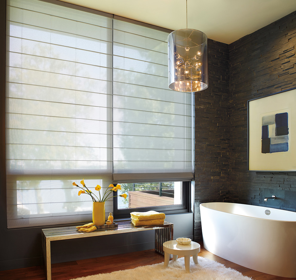 Großes Modernes Badezimmer En Suite mit freistehender Badewanne, brauner Wandfarbe, braunem Holzboden, grauen Fliesen, beigem Boden und Steinfliesen in Chicago