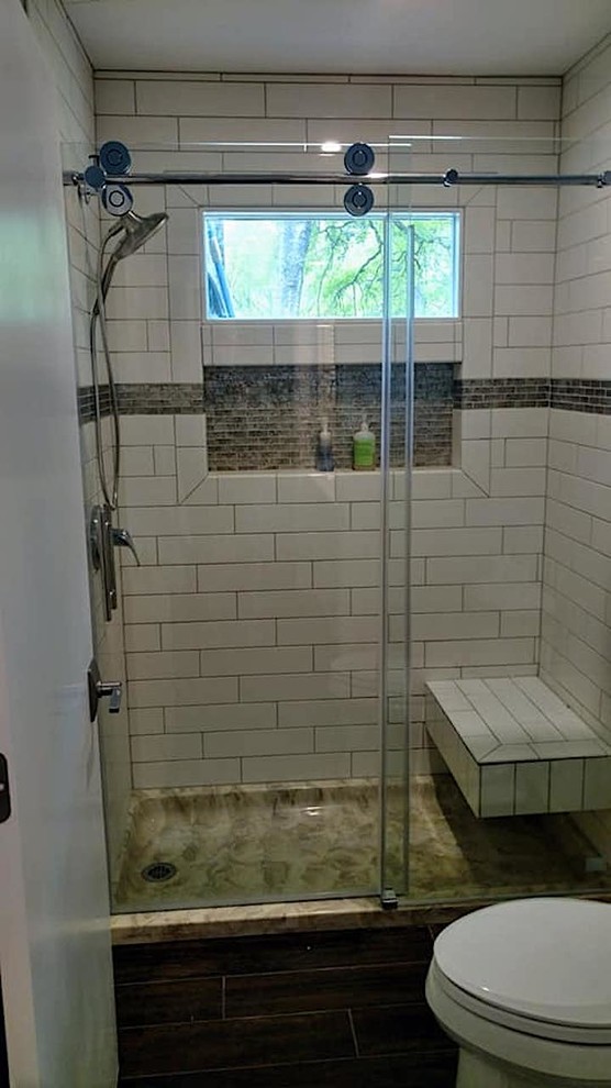 Пример оригинального дизайна: маленькая ванная комната в современном стиле с угловым душем, синими стенами, коричневым полом и душем с распашными дверями для на участке и в саду