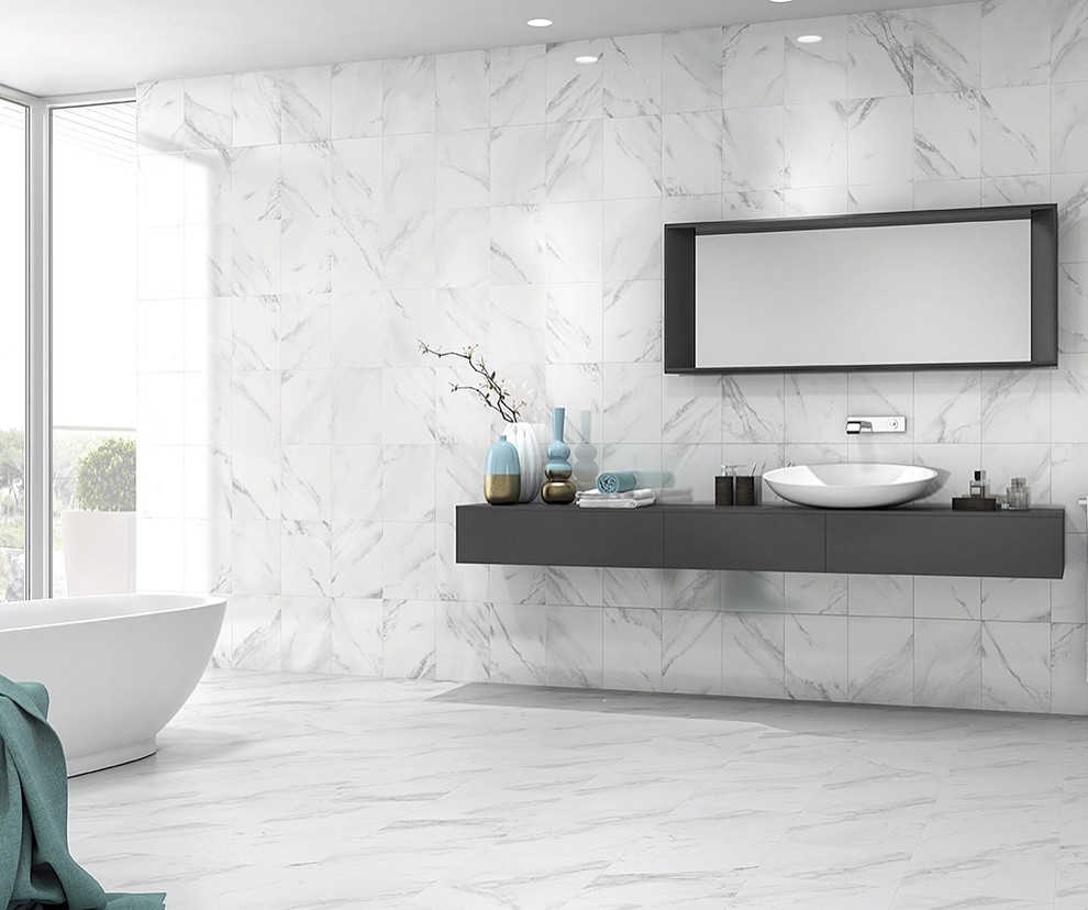 Foto di una stanza da bagno minimal con vasca freestanding, piastrelle in gres porcellanato e pavimento in gres porcellanato