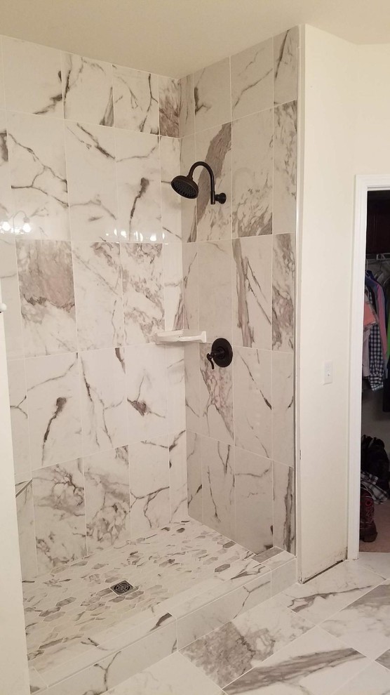 На фото: ванная комната в стиле неоклассика (современная классика) с душем в нише, бежевой плиткой, коричневой плиткой, мраморной плиткой, белыми стенами, мраморным полом и разноцветным полом с