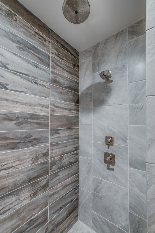Idéer för ett stort klassiskt en-suite badrum, med luckor med infälld panel, blå skåp, ett fristående badkar, en öppen dusch, grå kakel, stenkakel, vita väggar, ljust trägolv, ett undermonterad handfat, bänkskiva i kvarts, grått golv och med dusch som är öppen