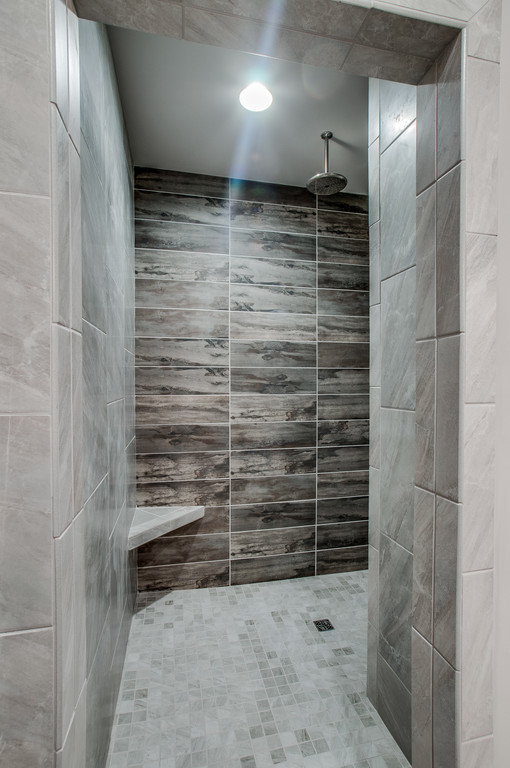 Idéer för att renovera ett stort vintage en-suite badrum, med luckor med infälld panel, blå skåp, ett fristående badkar, en öppen dusch, grå kakel, stenkakel, vita väggar, ljust trägolv, ett undermonterad handfat, bänkskiva i kvarts, grått golv och med dusch som är öppen
