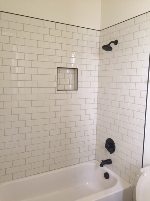 Idéer för att renovera ett vintage badrum, med ett badkar i en alkov, en dusch/badkar-kombination, vit kakel, tunnelbanekakel, vita väggar och dusch med duschdraperi
