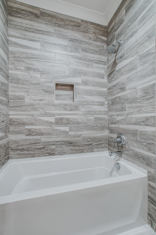 Idéer för vintage badrum, med ett badkar i en alkov, en dusch/badkar-kombination, grå kakel, porslinskakel och dusch med duschdraperi