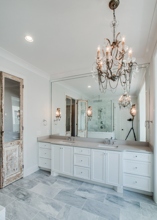 Exemple d'une grande salle de bain principale chic avec un placard avec porte à panneau encastré, des portes de placard blanches, un mur blanc, un sol en marbre, un lavabo encastré, un plan de toilette en quartz modifié et un sol gris.