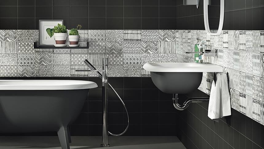 Modern inredning av ett mellanstort badrum, med öppna hyllor, ett badkar med tassar, grå kakel, cementkakel, svarta väggar och ett väggmonterat handfat