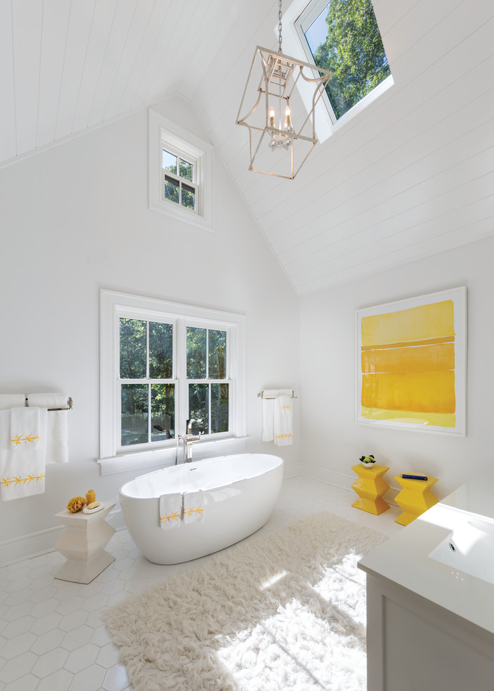 シアトルにあるトランジショナルスタイルのおしゃれな浴室 (置き型浴槽、白い壁、アンダーカウンター洗面器) の写真