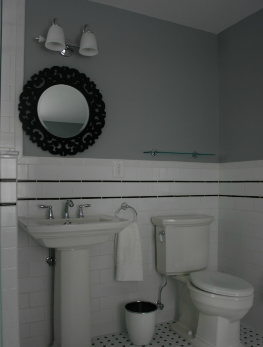 Источник вдохновения для домашнего уюта: главная ванная комната среднего размера в классическом стиле с накладной раковиной, фасадами с утопленной филенкой, белыми фасадами, столешницей из искусственного камня, ванной на ножках, унитазом-моноблоком, белой плиткой, разноцветными стенами и полом из керамогранита