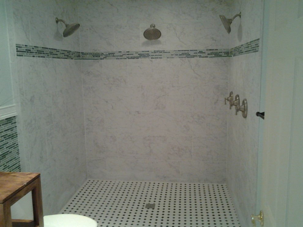 Immagine di una stanza da bagno padronale di medie dimensioni con lavabo a colonna, consolle stile comò, ante in legno scuro, doccia aperta, WC a due pezzi, piastrelle blu e pareti blu