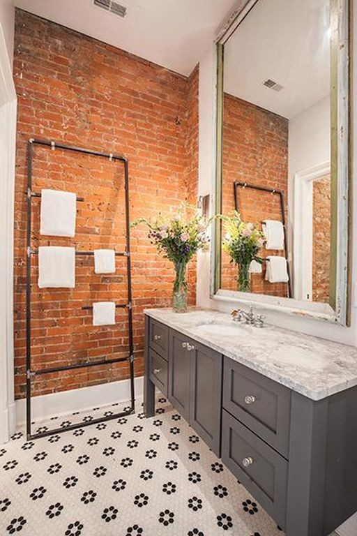 Ispirazione per una stanza da bagno padronale moderna con consolle stile comò, ante grigie, pavimento con piastrelle in ceramica, lavabo sottopiano e top in granito